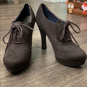 Fioni size 9 1/2 lace up grey heels.